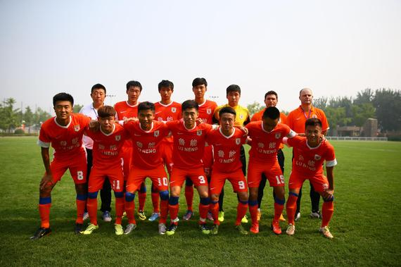 致敬李惠堂，赞助商犀旺送给魏祥鑫一颗柚子足球