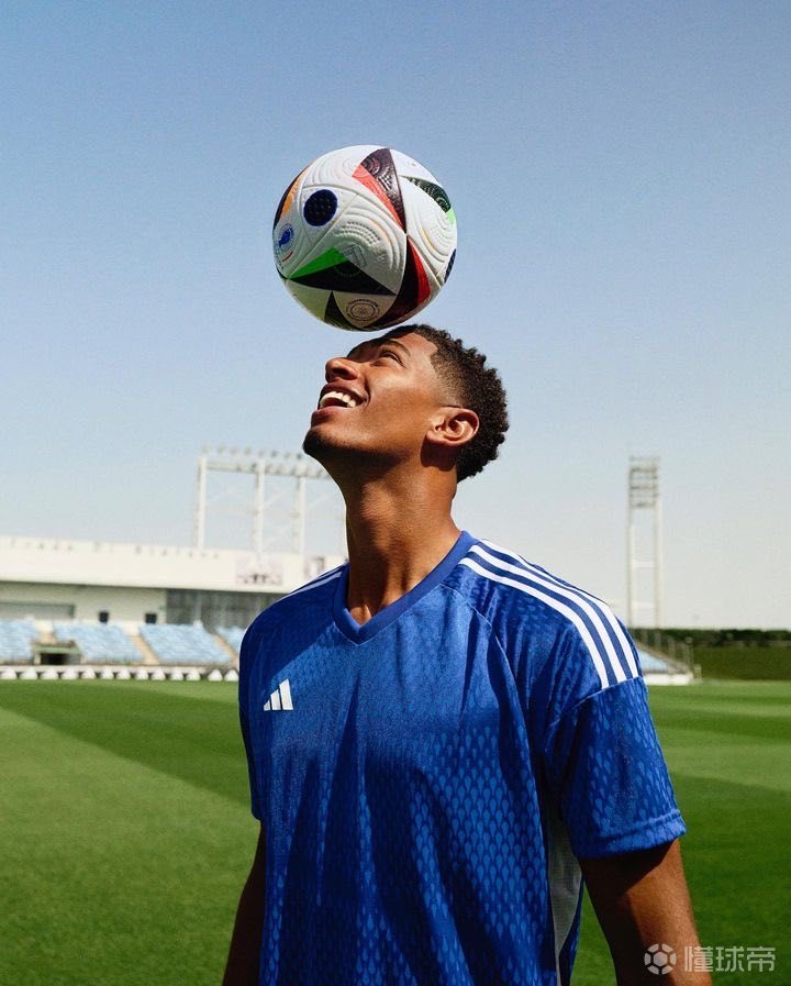 曼联客场不败创英超最长纪录，B费贡献2球1助攻，但防守漏洞明显，积分排名靠后。